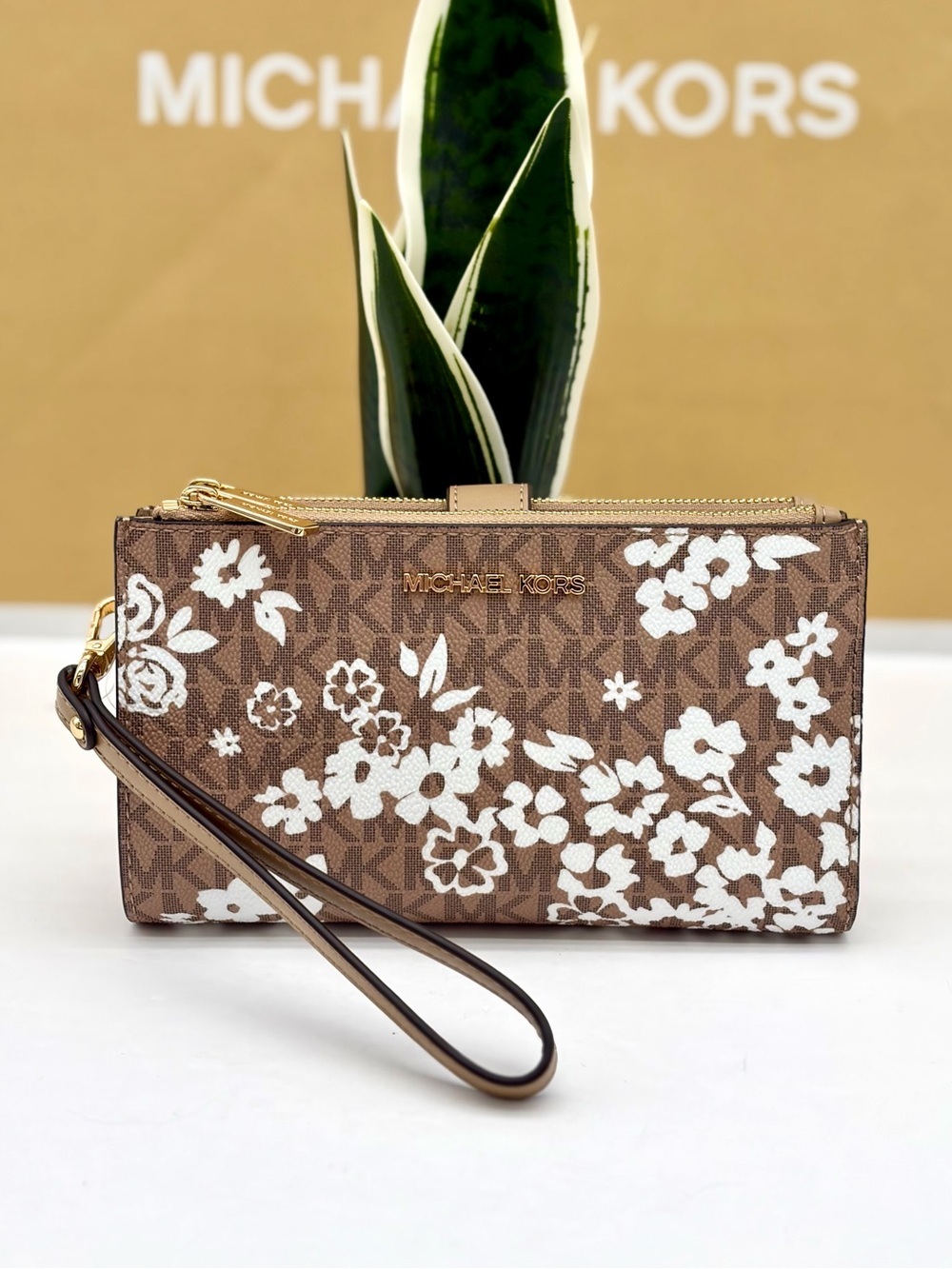MICHAEL KORS Jet Set Travel Large Printed Signature Logo Wristlet Wallet Camel